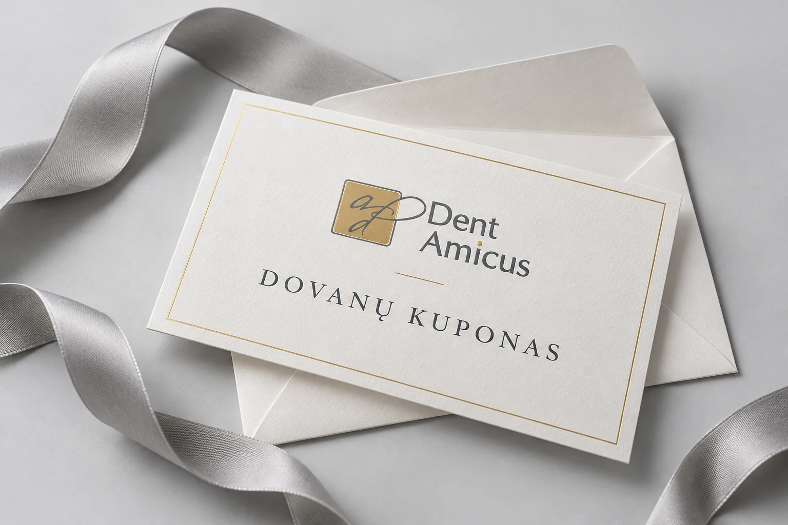 DentAmicus dovanų kupono vizualizacija: baltas kuponas su logotipu, vokas ir pilkas kaspinas